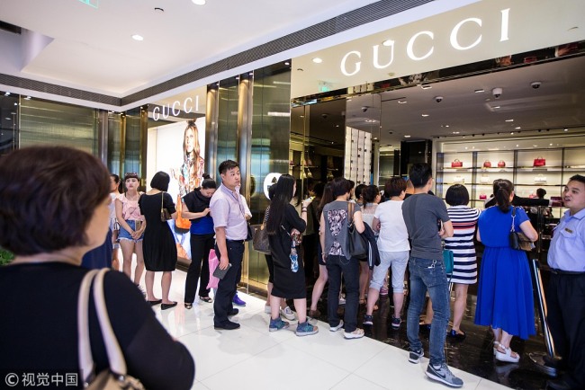 Chinese consumers queue up to buy goods in a store in Hangzhou, east China's Zhejiang Province on May 27, 2015. [File Photo: VCG]