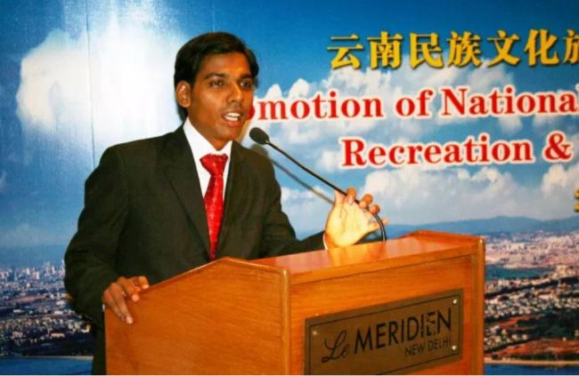 Ranvijay is delivering a speech during an event of promoting Chinese and Indian culture. [Photo: from Yunan Pictorial]