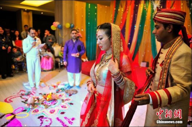 On October 18, 2015, Ranvijay and Fang Jing held an Indian style wedding in Kunming after they met each other 2 years ago. [Photo: From Chinanews.com]