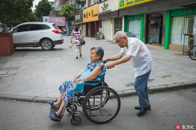 An old couple in Wuhan, capital of Hubei Province, June 1, 2017. [File Photo: IC]
