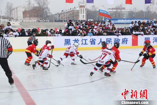 Participants from northeast China's Heilongjiang Province and Russia's Amur Region compete against each other in an ice hockey friendly match between the two countries on the Heilongjiang River, the border river between China and Russia, on January 14, 2018. [Photo: Chinanews.com]