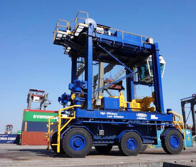 A Chinese-made self-driving container straddle carrier being tested at a port in Shanghai, January 14, 2018. [Photo: jfdaily.com]