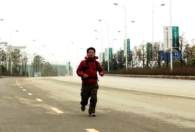 An undated photo shows Su Dengliang on his over 3,000 kilometer run. [Photo provided by Su Dengliang to ifeng.com]