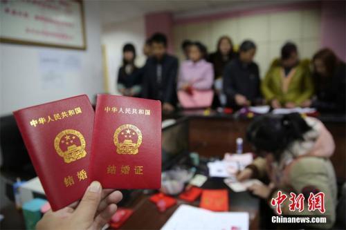Wives and husbands who file for divorce in China can now escape paying off debts incurred solely by their partner. [File photo: Chinanews.com]