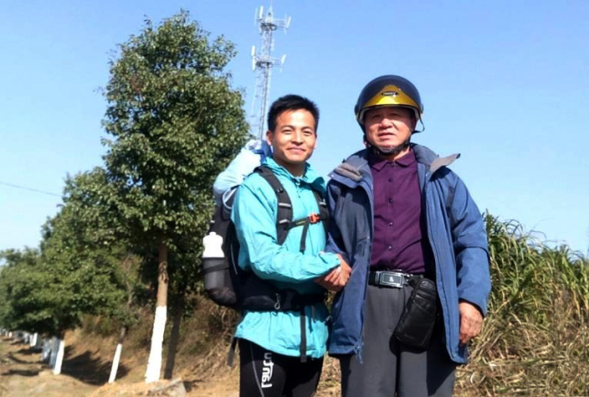An undated photo shows Su Dengliang (left) meets a 61-year-old like-minded man on his massive run. [Photo provided by Su Dengliang to ifeng.com]
