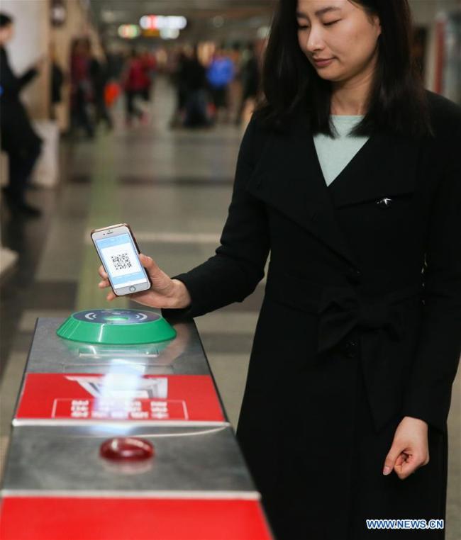 上海地铁将试行手机刷码进出站 Shanghai metro to introduce QR code payment on all lines