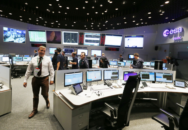 This Friday, Sept. 30, 2016 file photo shows a view into the control room at the European Space Agency in Darmstadt, Germany. The European Space Agency said Wednesday, Jan. 17, 2018, it has teamed up with China's National Space Center to conduct ground tests on two complementary devices designed to deliver high-resolution images from an orbit of 36,000 kilometers (22,370 miles). [File photo: AP/Michael Probst]
