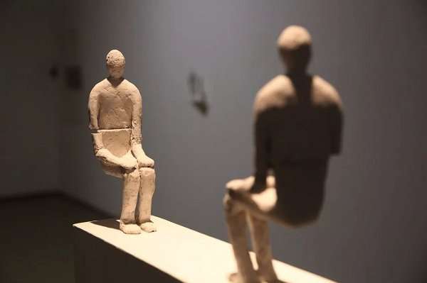 A wood carving presented by Chinese artist Wang Luyan is on display at "Rhizome," an ongoing exhibition of Chinese contemporary art at the Today Art Museum in Beijing. The exhibition will run until March 4 , 2018. [Photo: todayartmuseum.com]