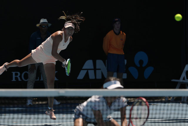China's Yang Zhaoxuan (L) and her Japanese partner Shuko Aoyama in action during their first round match in women's doubles at the Australian Open Grand Slam tennis tournament in Melbourne, Australia, on January 18, 2018. [Photo: Xinhua/Bai Xuefei]