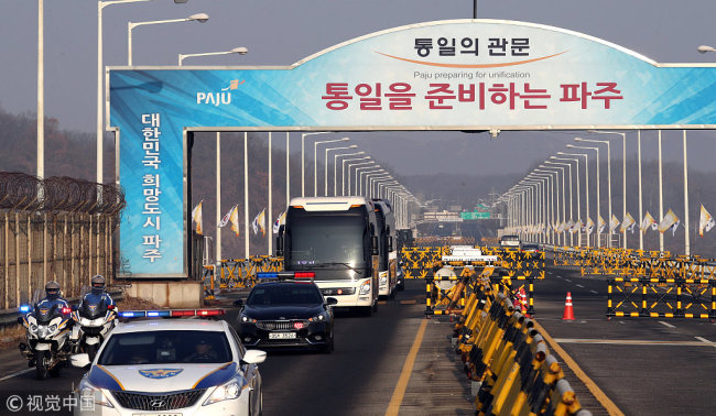 A bus transporting a North Korean team which will inspect an art venue for the 2018 PyeongChang Winter Olympics arrives on the Grand Unification Bridge near the demilitarized zone separating the two Koreas in Paju, South Korea, January 21, 2018. [Photo: VCG]