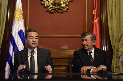 Chinese Foreign Minister Wang Yi (L) meets the press together with his Uruguayan counterpart Rodolfo Nin Novoa (R) in the Uruguayan capital of Montevideo on January 24, 2018. [Photo: fmprc.gov.cn]