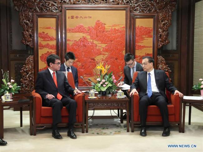 Chinese Premier Li Keqiang (R, front) meets with visiting Japanese Foreign Minister Taro Kono (L, front) in Beijing, capital of China, Jan. 28, 2018. [Photo: Xinhua]