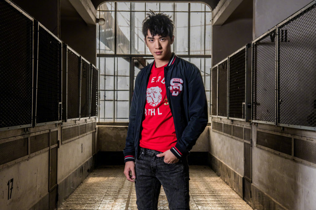 Chinese singer/actor Xu Weizhou appears in an ad for British fashion brand Superdry. [File Photo: IC]