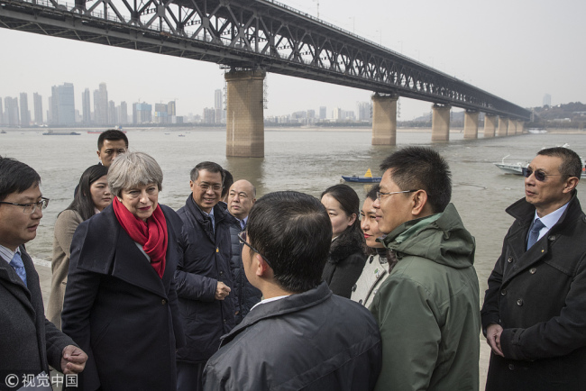 British Prime Minister Theresa May makes an environmental visit to the Yangtze River in Wuhan, Central China's Hubei province, Jan 31, 2018. [Photo: VCG]