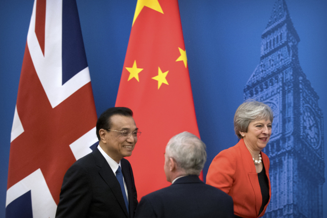Chinese Premier Li Keqiang, left, and British Prime Minister Theresa May arrive for the inaugural meeting of the UK-China CEO Council at the Great Hall of the People in Beijing, Wednesday, Jan. 31, 2018. [Photo: AP]