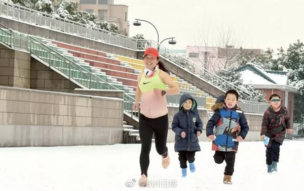 An 8-month pregnant mother is photographed running in the snow in Hangzhou, Zhejiang Province. [Photo: Hangzhou Daily]