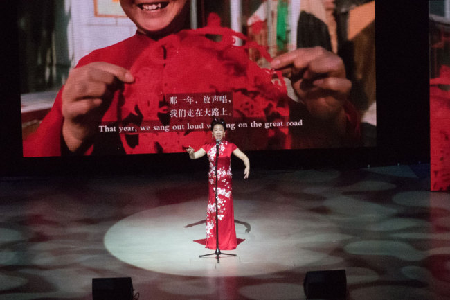  Li Jia sings at the 10th Stockholm Chinese Students' Spring Festival Gala on Feb.4, 2018. [Photo: China Plus/Chen Xuefei]
