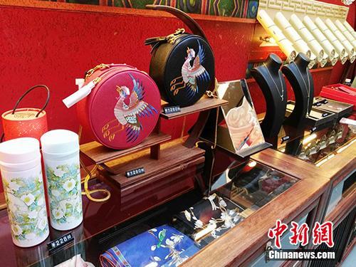 Forbidden City souvenirs are for sale at a Palace Museum pop-up shop in Sanlitun in Beijing. [Photo: Chinanews.com]