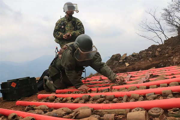 Soldiers destroy mines after the mine-sweeping operation in southern Yunnan. [Photo: PLA Daily]