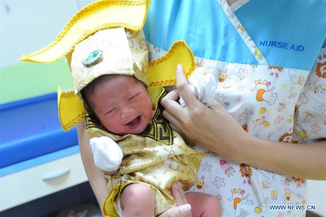 曼谷新生儿身着中国传统服装 Newborn babies dressed in traditional Chinese clothes in Bangkok