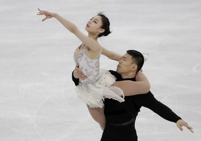 Yu Xiaoyu and Zhang Hao of China perform in the pair figure skating short program in the Gangneung Ice Arena at the 2018 Winter Olympics in Gangneung, South Korea, Wednesday, Feb. 14, 2018. [Photo AP/Julie Jacobson]