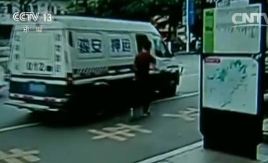 Footage aired by China Central Television shows the victim trying to smash a window of the cash carrier before he was shot.[Photo: CCTV]
