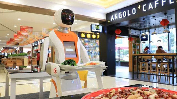 Amy the robot serves customers at a high-tech highway restaurant in Chongqing. [File Photo: Chongqing Evening News]