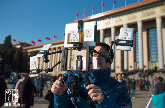 A Changjiangyun journalist reporting live using the new gear [Photo: Hubei Media Group]