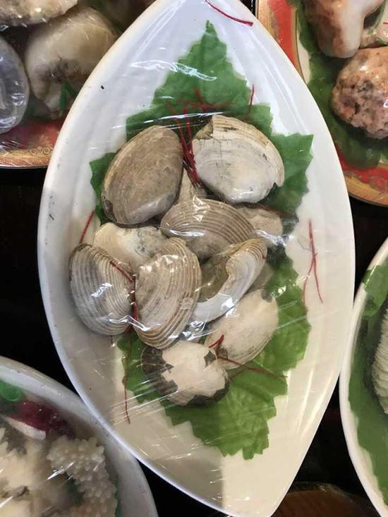 The "steamed clams" made with real clam fossils [Photo courtesy of thepaper.cn via Wang Wanzhong]