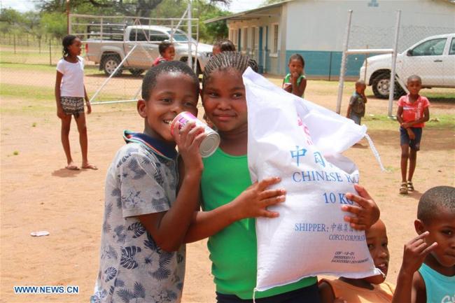 Children carry a bag of rice in Dordabis farm, Khomas Region, central Namibia, on Jan. 11, 2017. The first batch of China Aid Food was distributed at Dordabis farm on Jan. 11, 2017. [Photo: Xinhua]