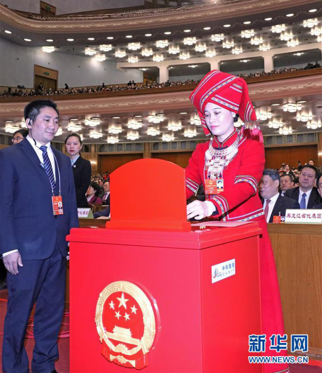 Deputies to the 13th National People's Congress (NPC) start to cast ballots to elect state leaders on March 17, 2018. [Photo: Xinhua]