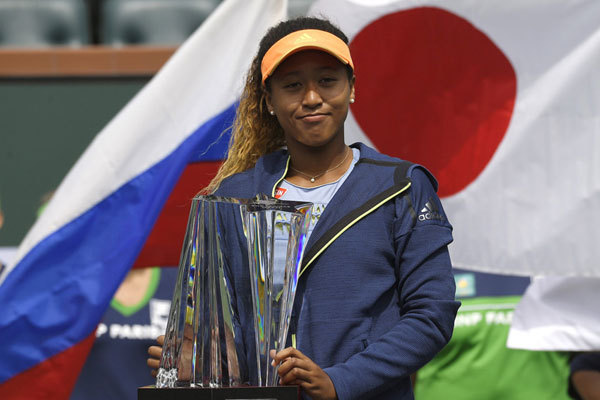 Naomi Osaka of Japan poses with her trophy after defeating Daria Kasatkina, of Russia, in the women's final at the BNP Paribas Open tennis tournament, Sunday, March 18, 2018, in Indian Wells, California, U.S. Osaka won 6-3, 6-2. [Photo: Imagine China]