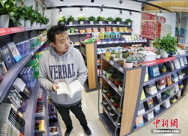 北京首家无人值守书店开业 Self-run smart bookshop opens in Beijing