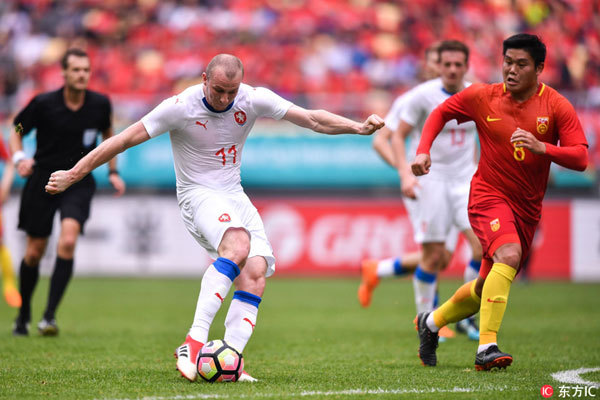Miachael Krmencik (L) of the Czech Republic competes during the match between China and the Czech Republic at the 2018 China Cup International Football Championship in Nanning, capital of south China's Guangxi Zhuang Autonomous Region, March 26, 2018. [Photo: Imagine China]