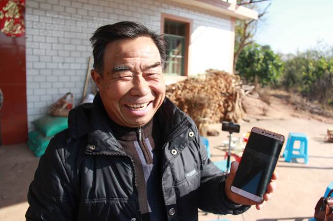 Using the e-commerce platform and smart phone to his advantages, Deng Daqing has opened an online store on WeChat, a popular Chinese multi-function messaging and social networking app. [Photo: China Plus/ Li Shiyu]