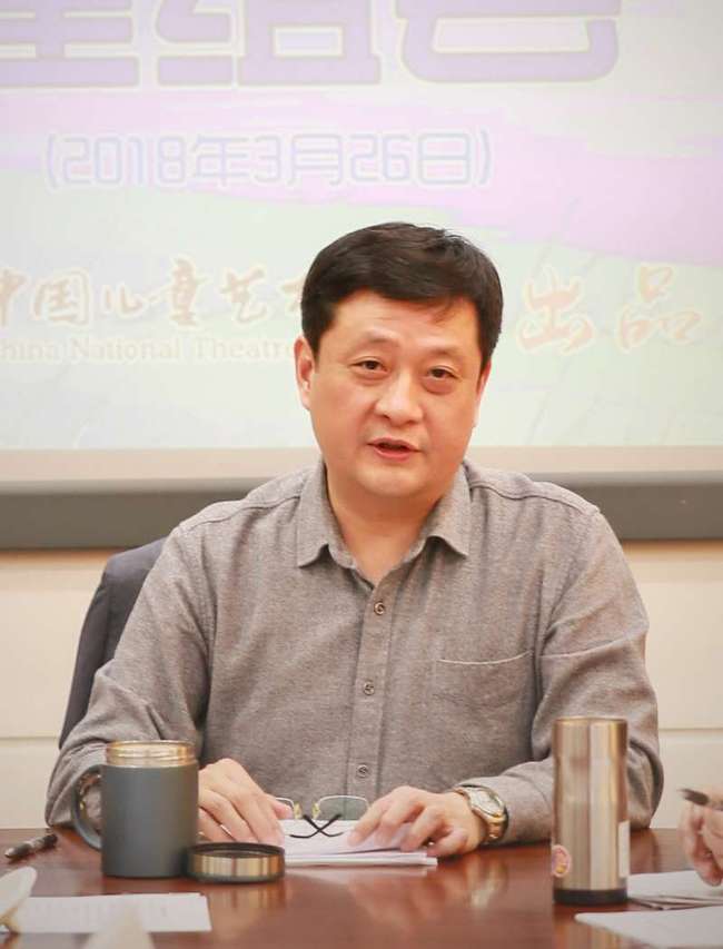 Yin Xiaodong, head of the China National Theatre for Children, speak about the revival of a 1993 folk play "Moon Grass." [Photo: China Plus]