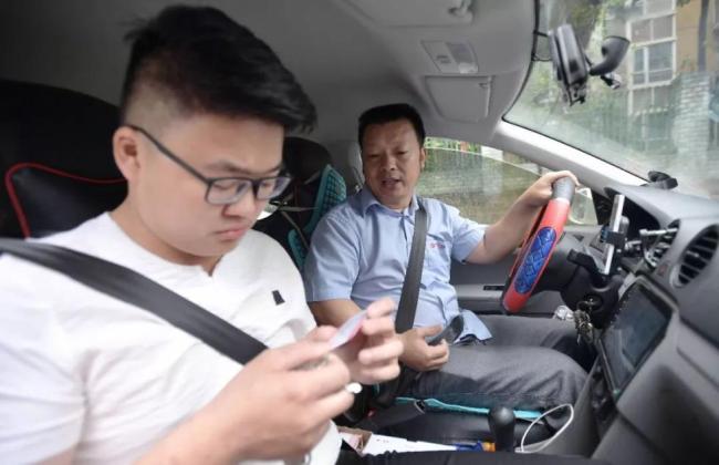 Wang Mingqing(Right), a driver of a ride-sharing company in Chengdu, Sichuan Province, who had been looking for his missing daughter for 24 years. [File Photo: Xinhua]