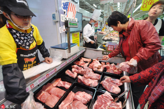 Customers shop for pork imported from U.S. at a supermarket in Zhengzhou city, central China's Henan province.[Photo:IC]