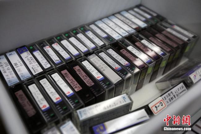 Retired Japanese teacher Matsuoka Tamaki donates her collection of tapes containing audio and video testimonies from survivors of the Nanjing Massacre to the Memorial Hall of the Victims, on April 4, 2018. Matsuoka Tamaki has been visiting Nanjing Massacre survivors in China since 1988 and documenting their accounts. [Photo: Chinanews.com]