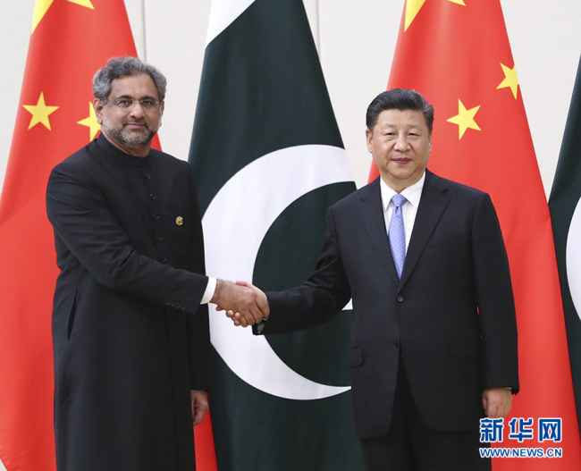 Chinese President Xi Jinping meets with Pakistani Prime Minister Shahid Khaqan Abbasi at the Boao Forum for Asia annual conference on April 10, 2018, on regional peace and stability. [Photo: Xinhua]