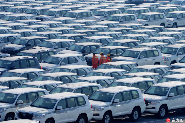 Chinese workers walk through imported cars at the Port of Qingdao in Qingdao city, east China´s Shandong province, January 13 2016. [File Photo: IC]