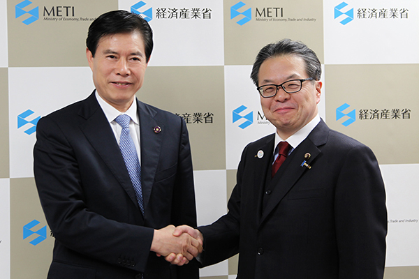 Chinese Minister of Commerce Zhong Shan meets his Japanese counterpart in Tokyo, April 15, 2018. [Photo: Ministry of Commerce]