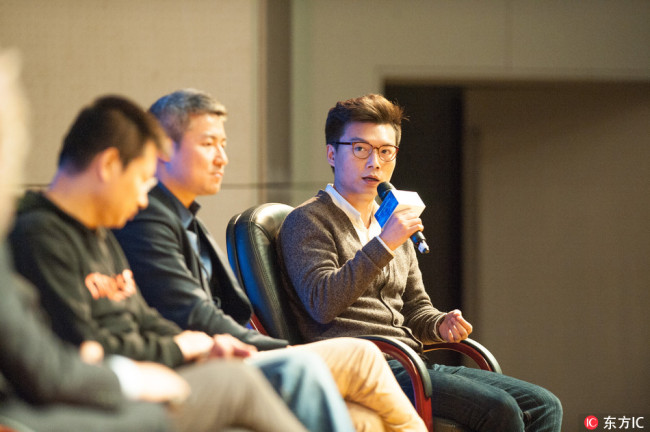 On November 6, 2016, Chen Qiufan (right) is acommapined by a bunche of experts and business insiders to discuss the future of artificial intelligence and the digitalization of business industry. [Photo:IC]