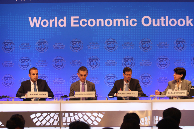 IMF Chief Economist Maurice Obstfeld (second from the right) briefs reporters about the organization’s World Economic Outlook survey at a press conference during the 2018 IMF Spring Meetings on April 17th, 2018. [Photo: China Plus/Liu Kun]