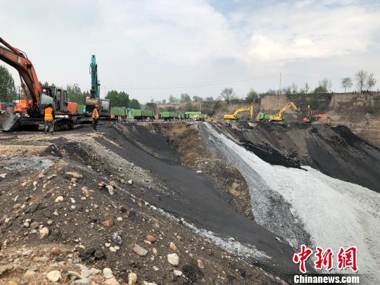 Treatment measures are being put into place to deal with the fly ash and carbide slag dumped by Sanwei Group in Xigou Village, Shanxi Province. [File Photo: Chinanew.com]