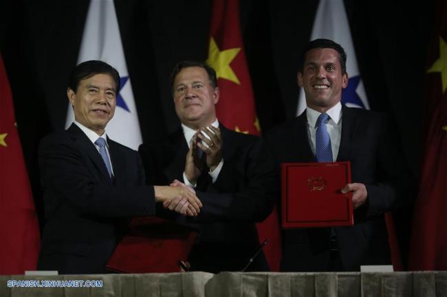 Chinese Commerce Minister Zhong Shan, Panamanian President Juan Carlos Valera, and Panamanian Deputy Foreign Affairs Minister Luis Miguel Hincapie at the signing ceremony of a rail road project between China and Panama in Panama City, December 7, 2017. [File Photo: Xinhua] 