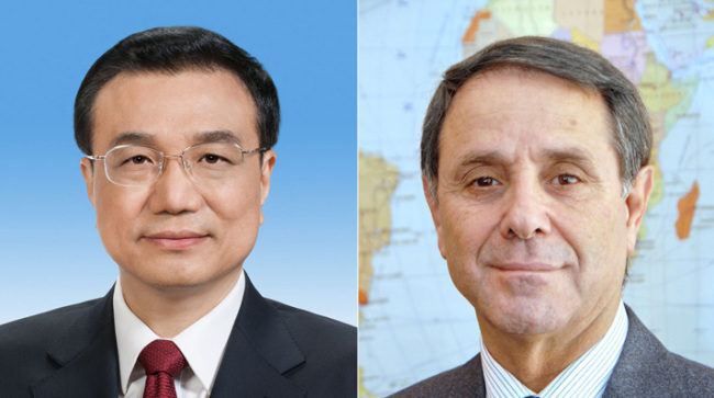 Chinese Premier Li Keqiang (L) and Azerbaijan's new Prime Minister Novruz Mammadov (R)