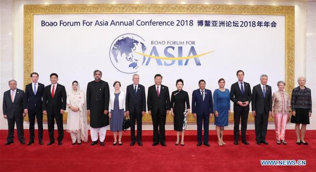 Chinese President Xi Jinping (C) and his wife Peng Liyuan (7th R) pose for a group photo with foreign guests attending the Boao Forum for Asia Annual Conference 2018 in Boao, south China's Hainan Province, April 10, 2018.[Photo: Xinhua]