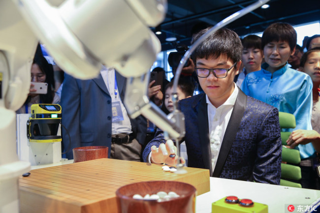 The world's No. 1 Go player Ke Jie in competition with Chinese AI Go program Golaxy on Apirl 27, 2018, in Fuzhou, Fujian Province [Photo: IC]