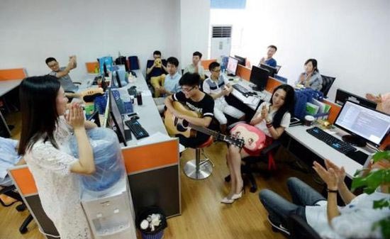 Programmer motivators organize an activity for coders during a break at an internet company in Chongqing, August 12, 2015. [File photo: China Youth Daily]